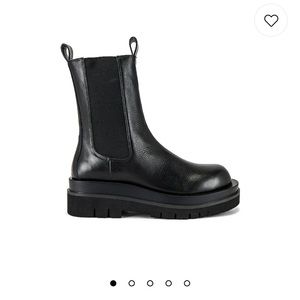 Brand new black boot size 8 - Tony Bianco